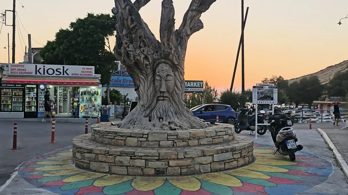Arbre sculpté à Matala, Crète, art de rue spontané